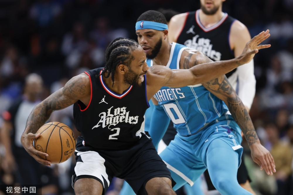 他身穿轻便 他身穿轻便